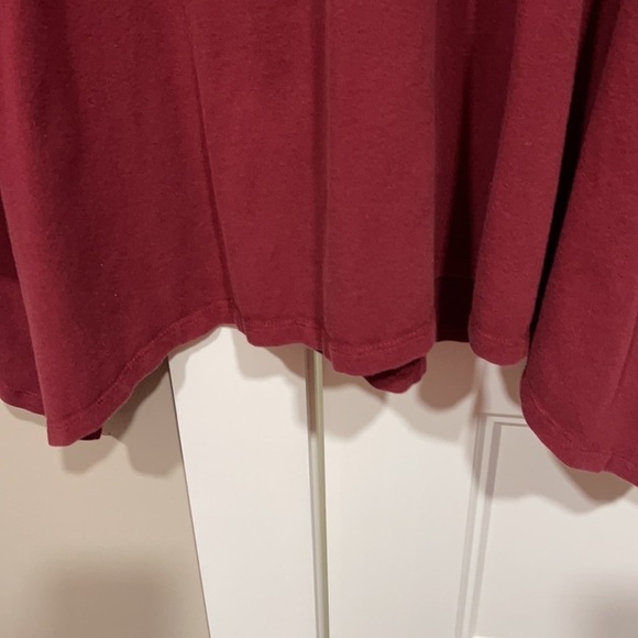 Denim & Co. Long SleeveTop w/hood Sz 2X V-neck w/Trapeze Hem deep red/wine - Picture 3 of 6